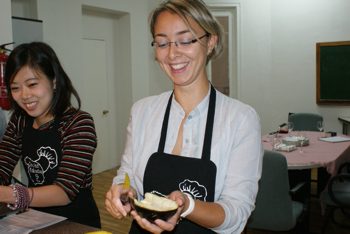 Berenjenas rellenas y gratinadas (preparación).