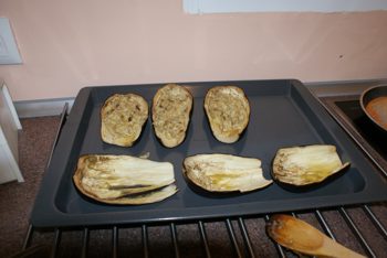 Berenjenas rellenas y gratinadas (preparación).