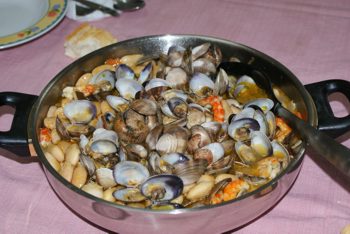 Alubias con almejas (preparación).