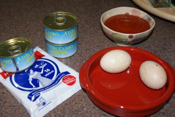 Empanadillas de atún y huevo (preparación).