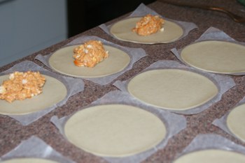 Empanadillas de atún y huevo (preparación).