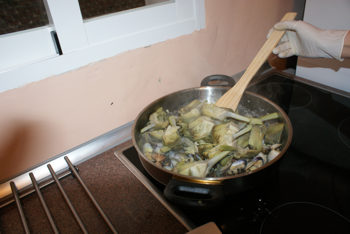 Alcachofas con almejas (preparación).