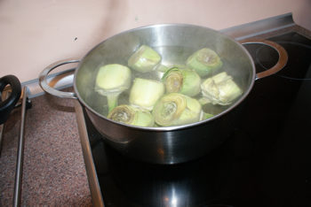 Alcachofas con almejas (preparación).