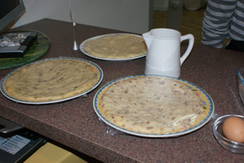 Croquetas variadas con ensalada (preparación).