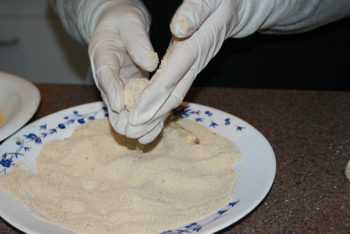 Croquetas variadas con ensalada (preparación).