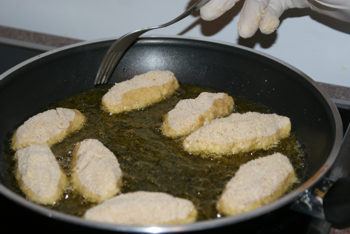 Croquetas variadas con ensalada (preparación).