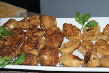 Croquetas variadas con ensalada.