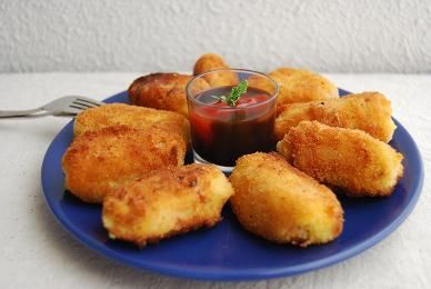 Croquetas variadas con ensalada.