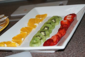Frutas laminadas con salsa de frambuesas.