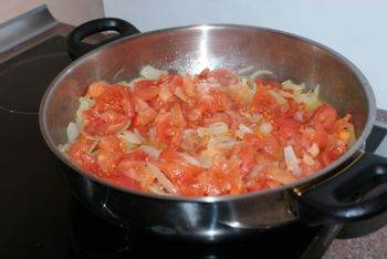 Bacalao a la vizcaína (preparación).