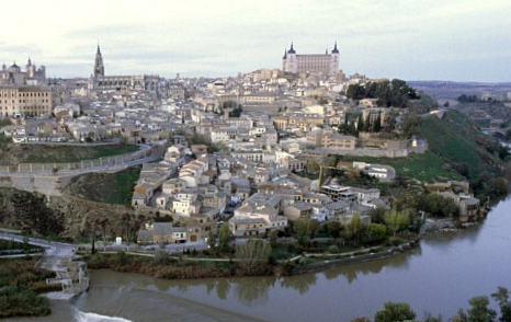 Panorámica de la ciudad, con el Alcázar a la derecha. 