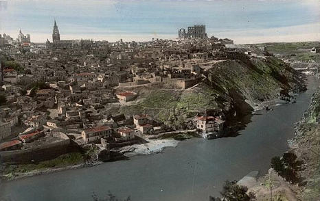 Panorámica de la ciudad a mediados del siglo pasado, con las ruinas del Alcázar a la derecha.