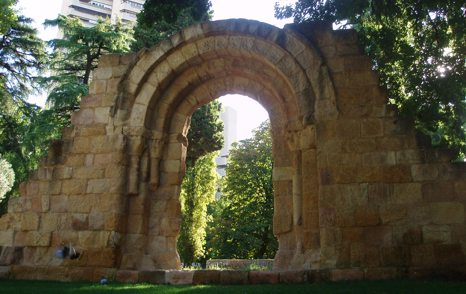 Ruinas de la portada de la Ermita de San Pelayo y San Isidoro. Detrás puede apreciarse la mole de la Torre de Valencia, situada al otro lado de la avenida de Menéndez Pelayo.